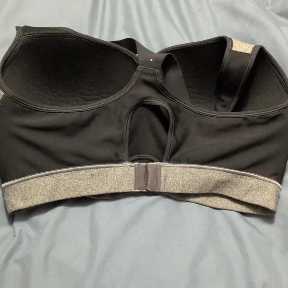 Under Armour Gray Sports Bra Sz 38DD Gym Workout Athletic - Picture 2 of 3